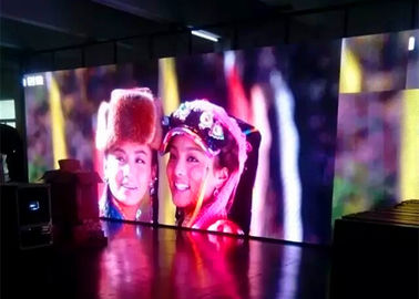 China Großer Bildschirm P4mm-Innenwerbungs-LED, LED-Werbungs-Anschlagtafeln an der Wand befestigt fournisseur